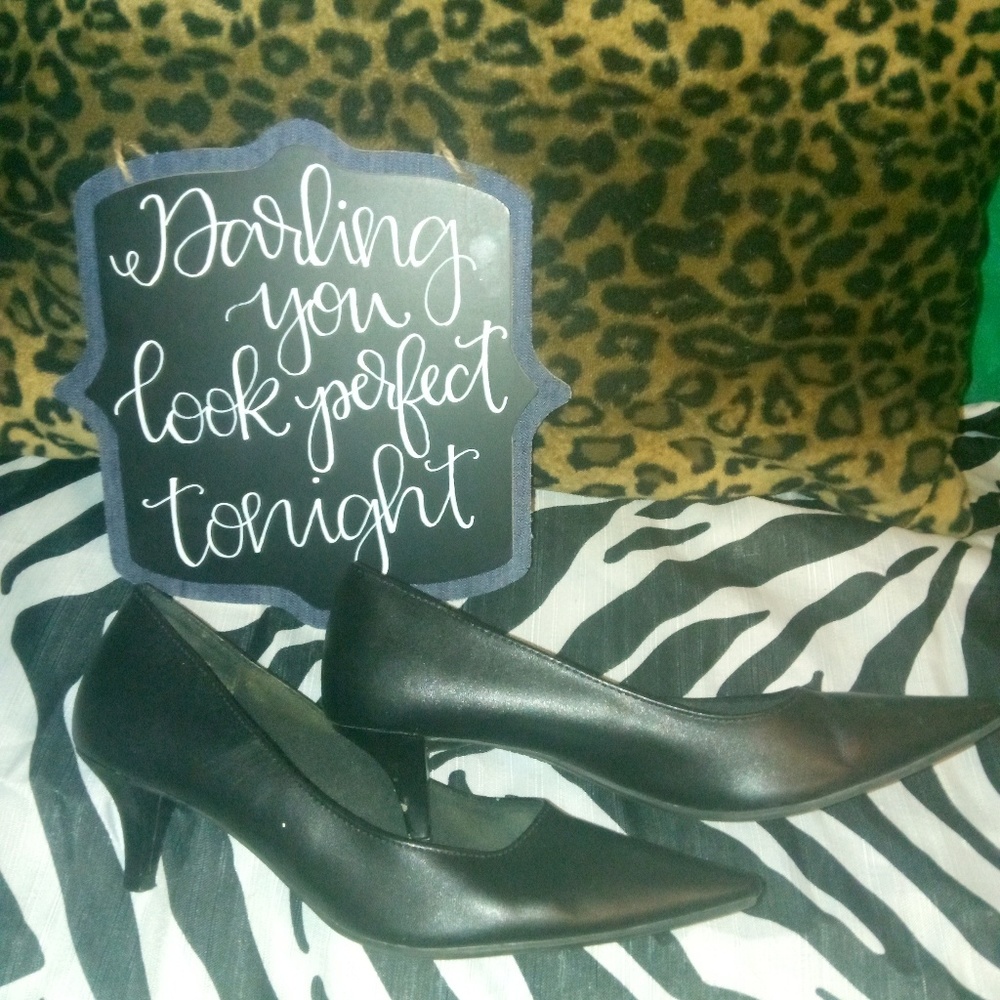 Pointy toe kitten heels